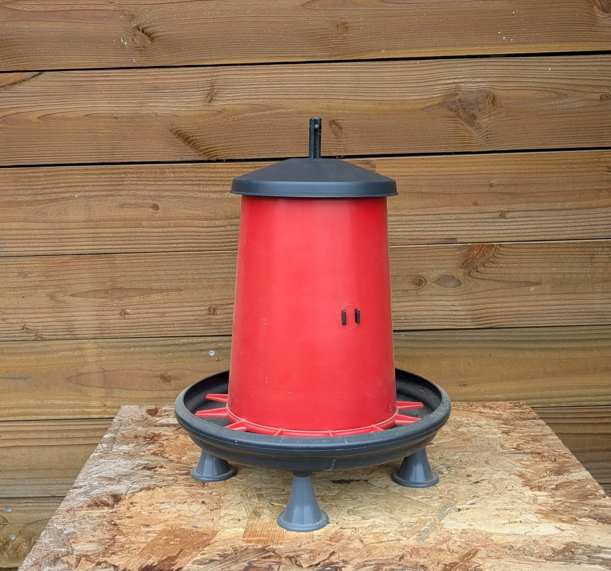 Mangeoire pour poule pour votre poulailler c'est un accessoires pour vos poules indispensable
