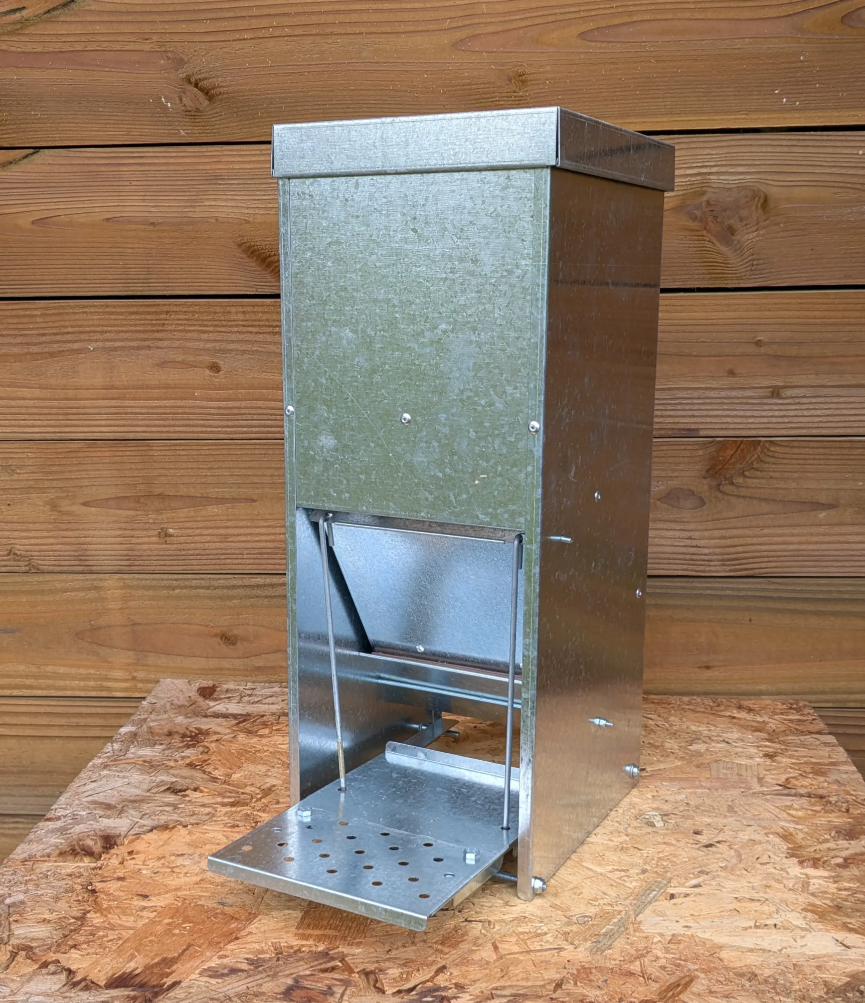 accessoires :Mangeoire antirongeur pour poule